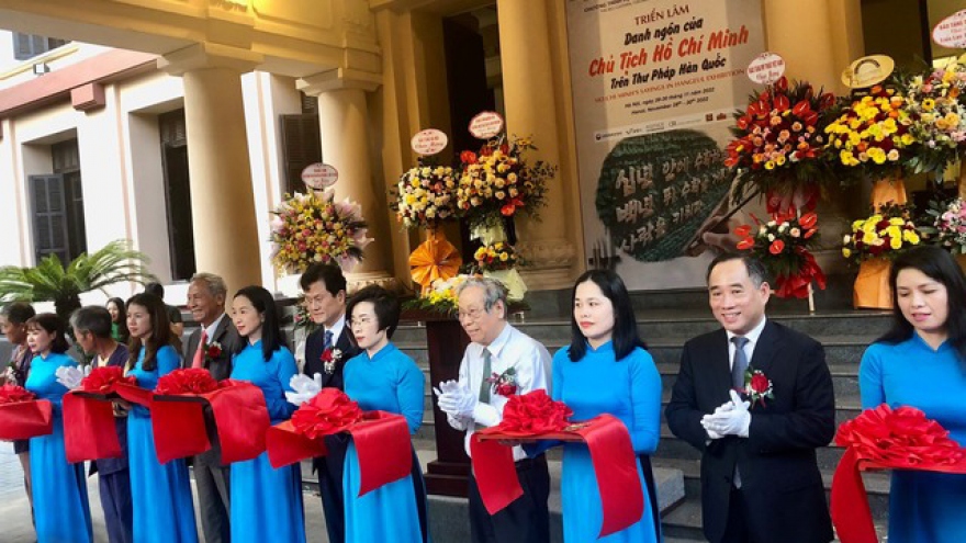 Exhibition features President Ho Chi Minh's sayings in Korean calligraphy